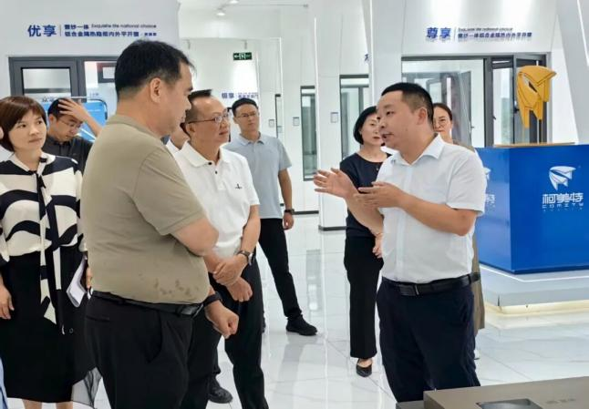 眉山市人大常委会主任刘先伟一行赴集团调研科技创新工作